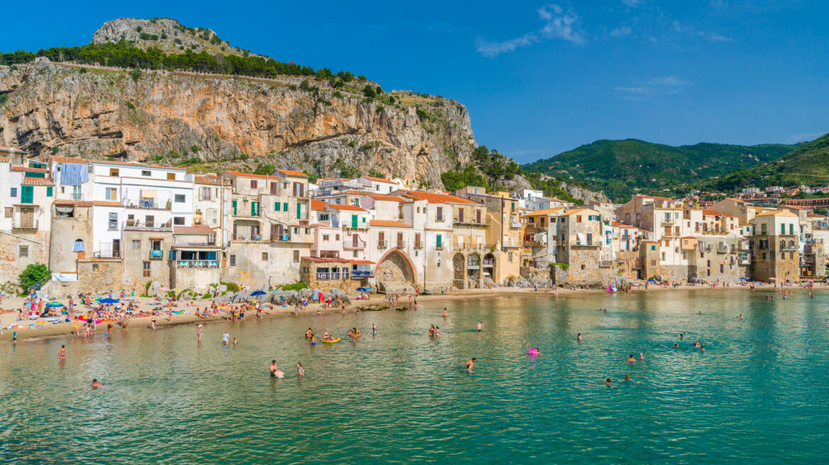 Η πανέμορφη πόλη της Σικελίας που μοιάζει με ελληνικό νησί
