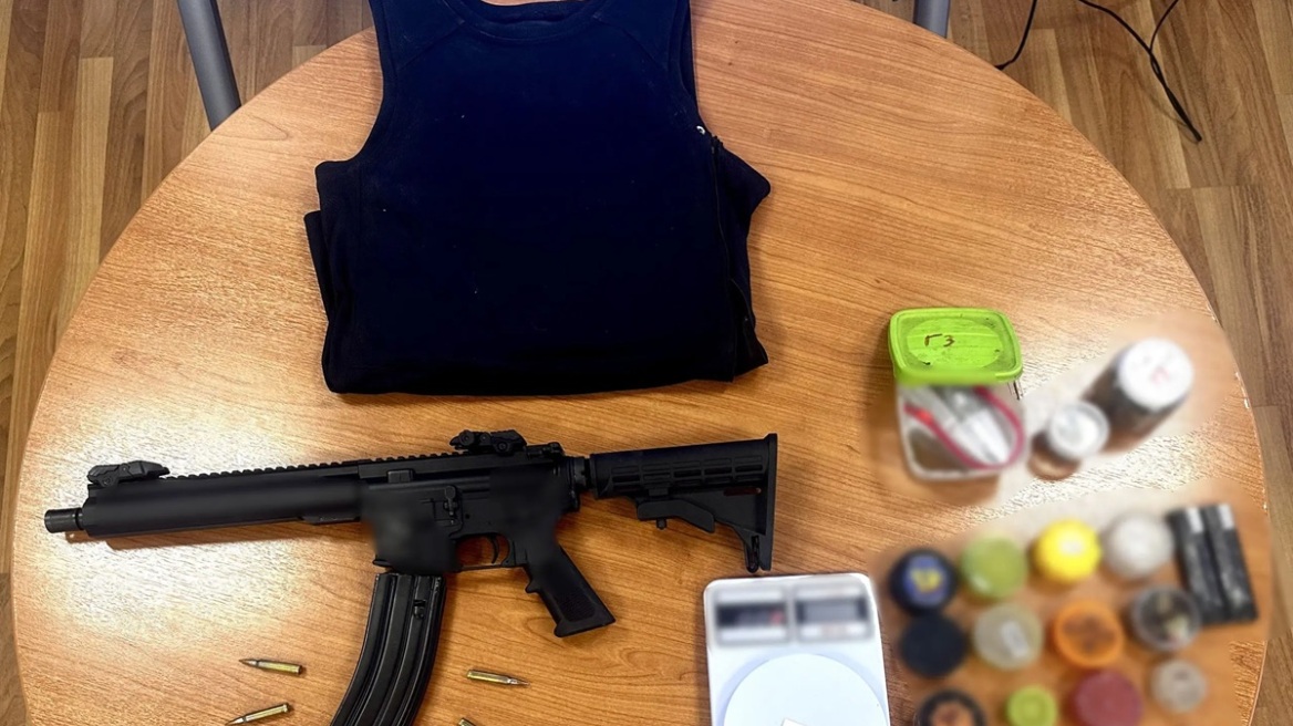 Έφοδος του ελληνικού FBI σε σπίτι στους Θρακομακεδόνες - Δύο συλλήψεις για όπλα και ναρκωτικά  