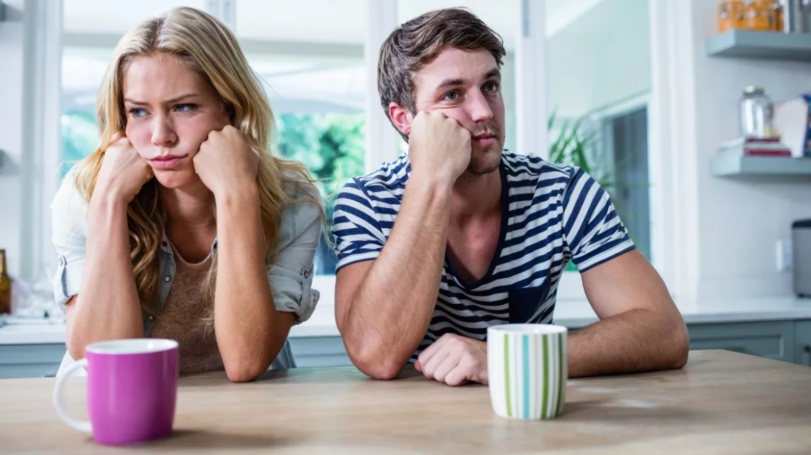 Δύο επικίνδυνες σιωπές που απειλούν τη σχέση – Ένας ψυχολόγος εξηγεί