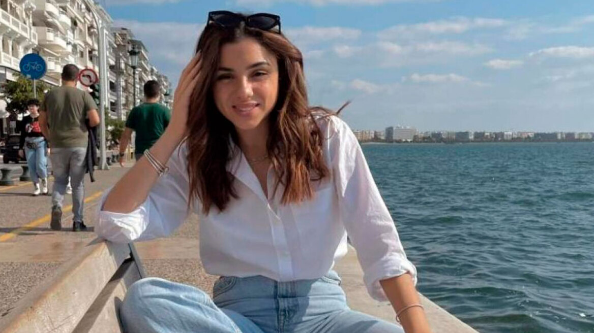 Συγκινεί η μητέρα της Έμμας Καριωτάκη, έλαβε το πτυχίο της «πιο όμορφης κτηνιάτρου του παραδείσου»