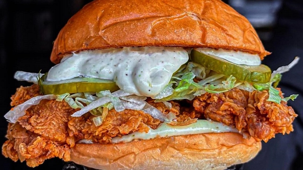 Godgilla: Δοκιμάσαμε το τηγανητό κοτόπουλο της Σαλαμίνας που ήρθε και στο Μαρούσι