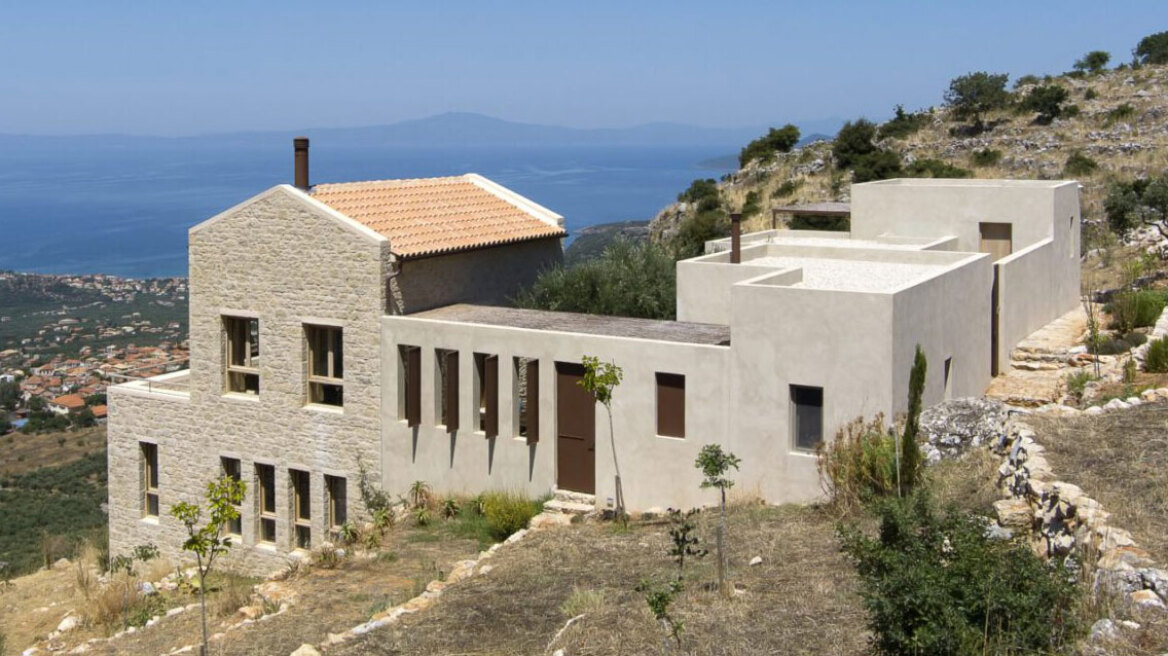 Δύο εντυπωσιακές πέτρινες κατοικίες στη Μάνη
