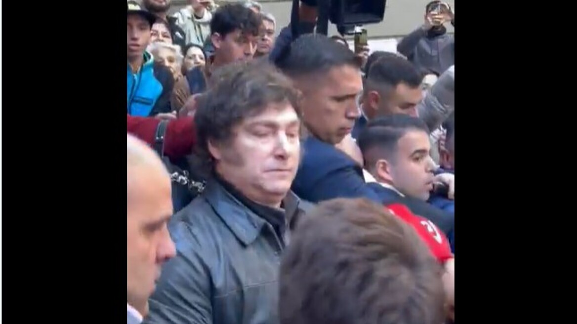 Η στιγμή που ο Χαβιέρ Μιλέι κατηγορεί ρεπόρτερ ότι τον χτύπησε επίτηδες με το μικρόφωνο στη μύτη - Δείτε βίντεο