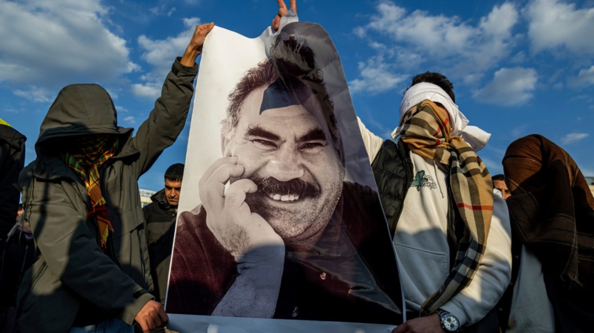 Ο Οτσαλάν εισηγείται «αλλαγή» για να συμφιλιωθούν η Τουρκία και οι Κούρδοι μετά την απόφαση αφοπλισμού τους 