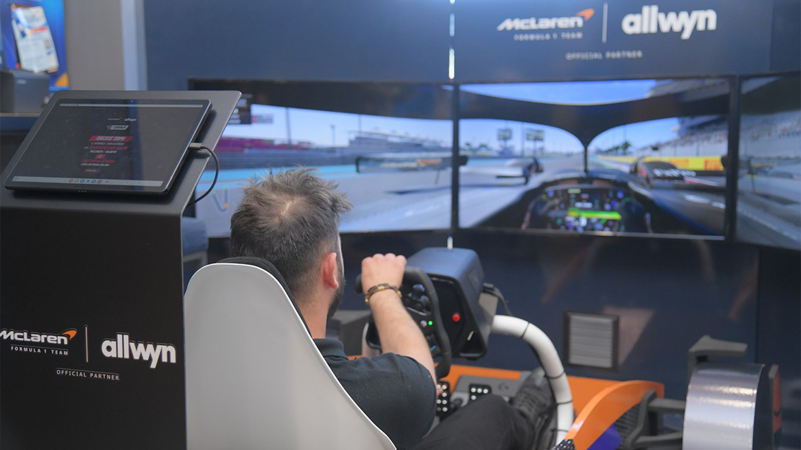 Η αυθεντική εμπειρία της Formula 1 στα καταστήματα ΟΠΑΠ – Γίνε πιλότος σε αγωνιστικό μονοθέσιο και νιώσε την αδρεναλίνη κάθε πίστας στον πιο εξελιγμένο προσομοιωτή της ομάδας McLaren F1