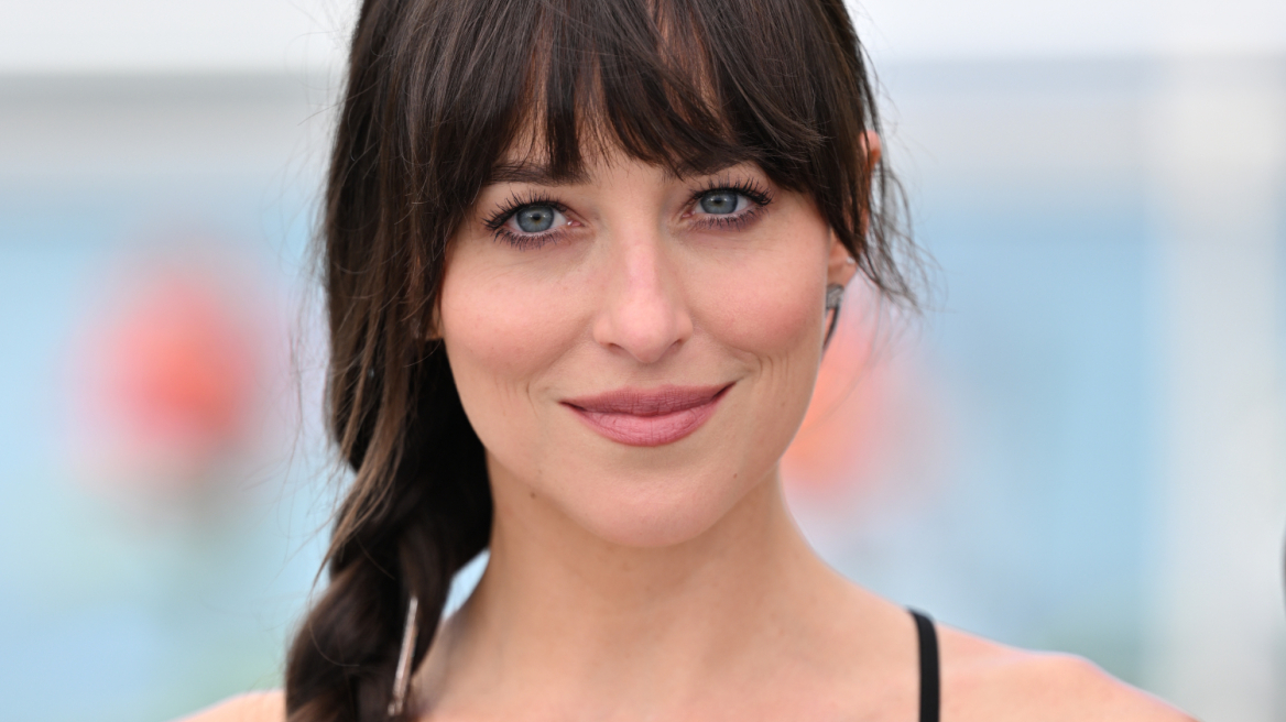 Το αγαπημένο τρικ της Dakota Johnson που κάνει τις βλεφαρίδες να μοιάζουν με ψεύτικες
