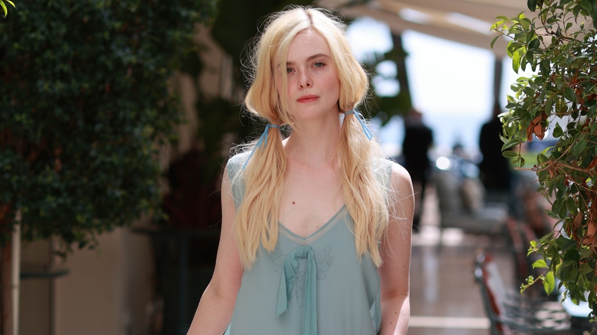 Φεστιβάλ Καννών: Η Ελ Φάνινγκ με ονειρικό μποέμ φόρεμα από την Coach

