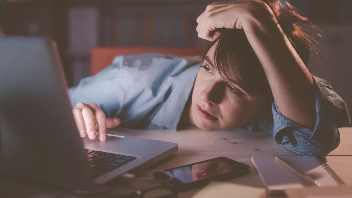 Burn-out: Τι προκαλεί στον εγκέφαλο – Επικίνδυνη η εργασία άνω των 52 ωρών την εβδομάδα