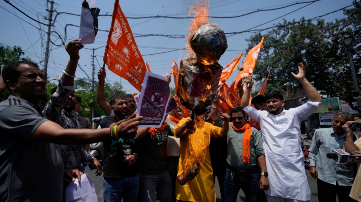 Το αντιτουρκικό κλίμα εντείνεται στην Ινδία λόγω της υποστήριξης του Ερντογάν προς το Πακιστάν 