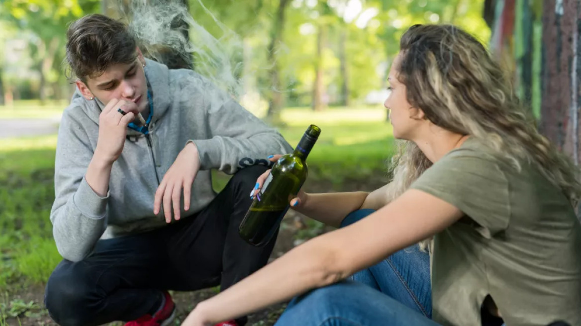 Αλκοόλ, κάνναβη, τζόγος: Τι αποκαλύπτει έρευνα για τους εθισμούς των εφήβων στην Ευρώπη – Τι ισχύει στην Ελλάδα