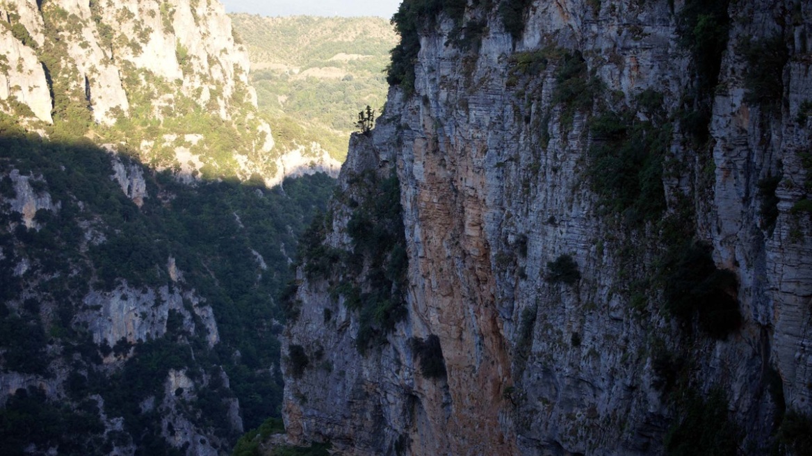 Επιχείρηση διάσωσης δύο πεζοπόρων στη χαράδρα του Βίκου