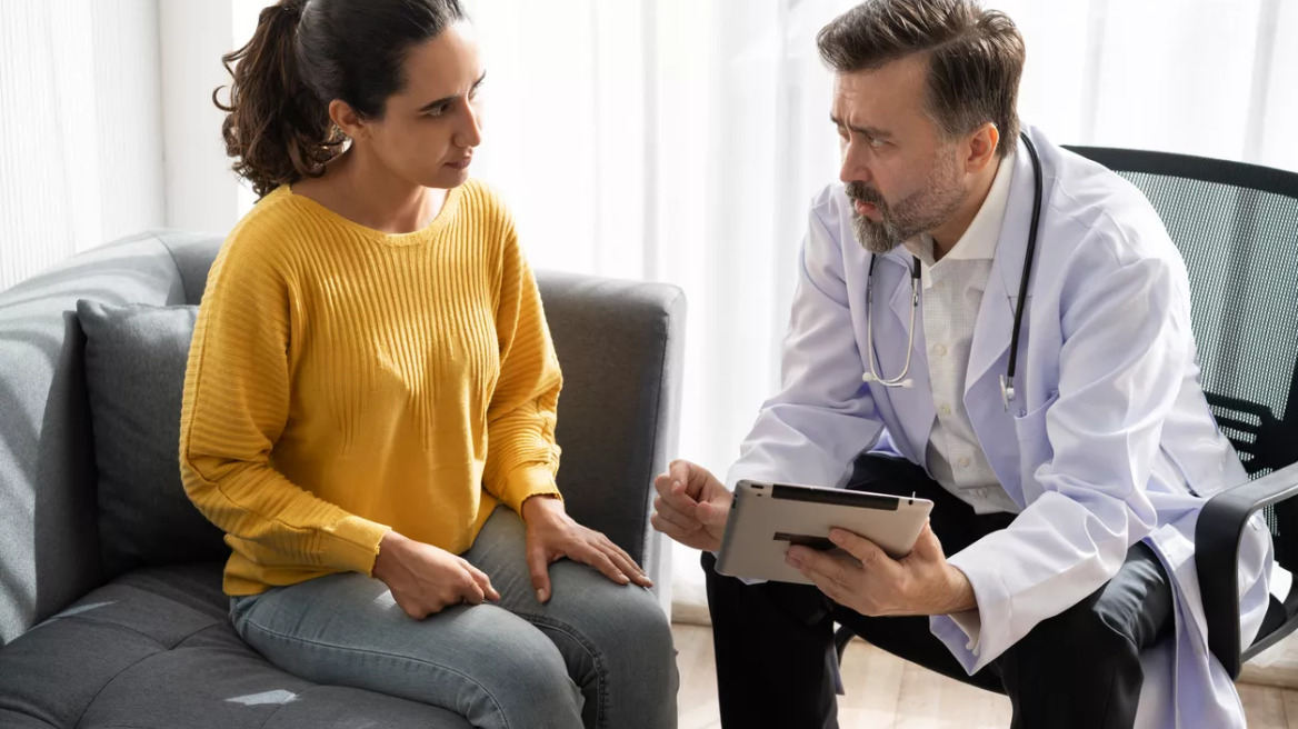 «Είναι στο κεφάλι σου, δεν είναι αλήθεια» – Όταν ο γιατρός αμφισβητεί τα συμπτώματα του ασθενούς