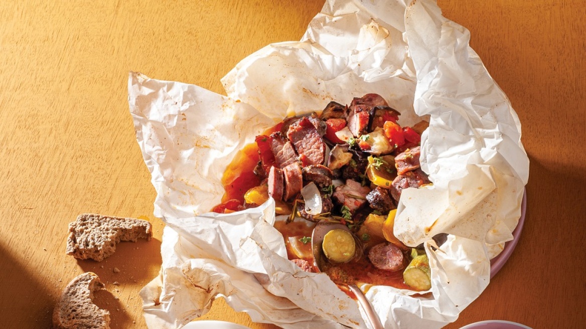 Όσα κρύβει η λαδόκολλα: 18 μοσχοβολιστές συνταγές-λουκούμι