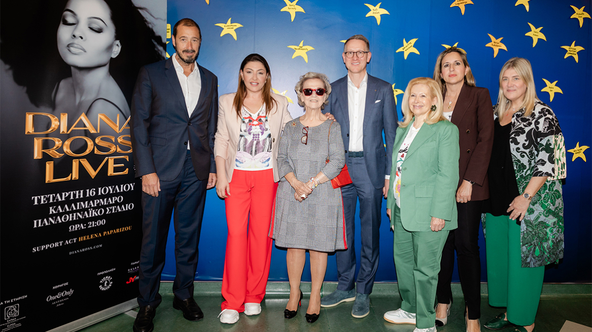 Η Έλενα Παπαρίζου στο πλευρό των παιδιών της «Ελπίδας»