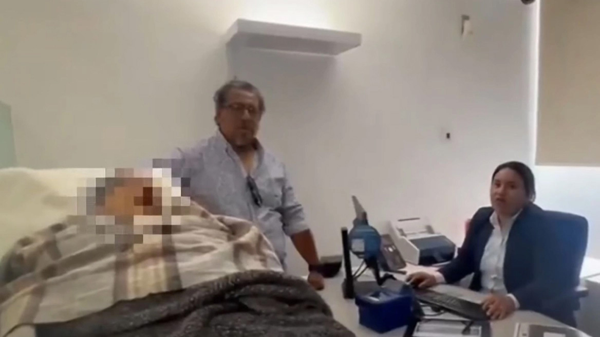 Σάλος στο Μεξικό: 96χρονη μεταφέρθηκε με φορείο σε τράπεζα για να πάρει τη σύνταξή της (vid)