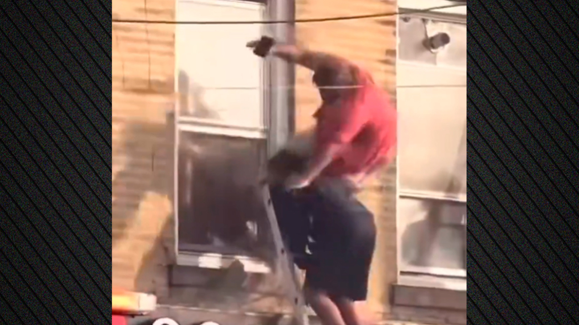 Νέα Υόρκη: 52χρονος σκοτώθηκε όταν υποχώρησε η σκάλα ενώ έβγαινε από φλεγόμενο διαμέρισμα - Δείτε βίντεο