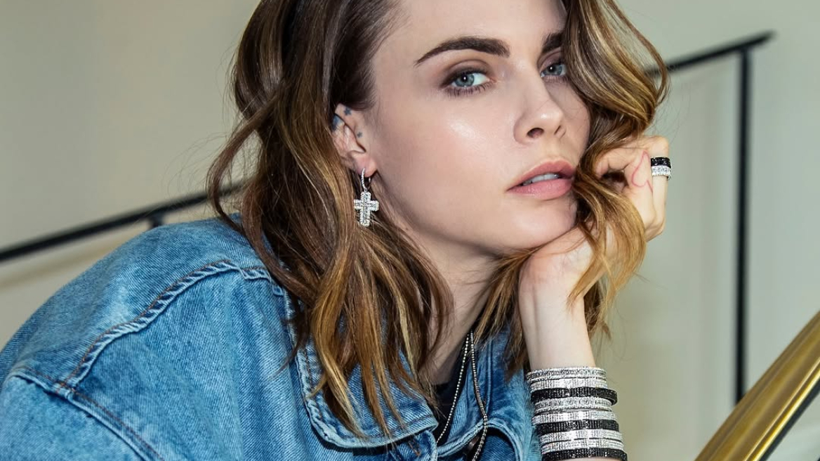 Cara Delevingne: Αγνώριστη με σκούρα μαλλιά και micro bangs στο Φεστιβάλ Καννών 2025
