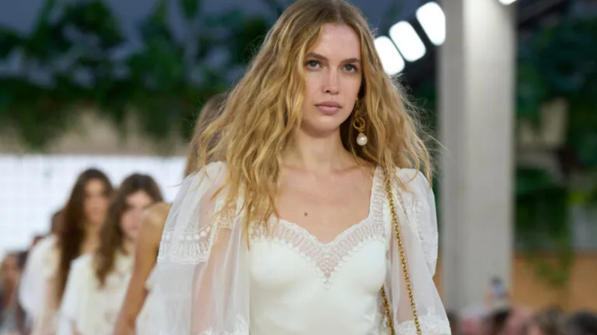 Πώς η μπλούζα βρέθηκε ξανά στην πρώτη γραμμή της μόδας