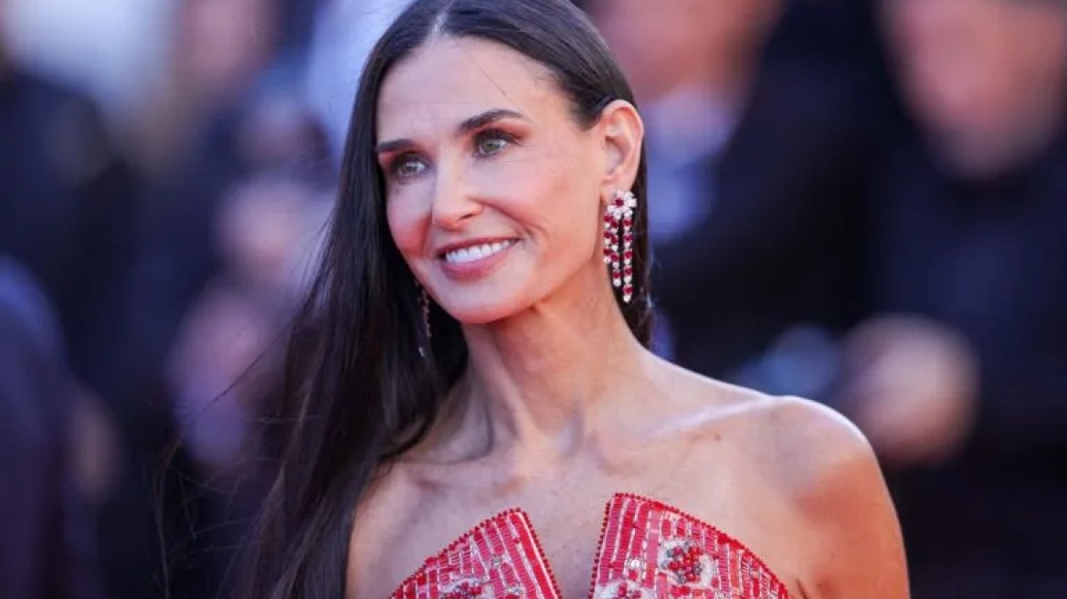 Η Demi Moore αποκάλυψε αν θα ξαναέκοβε κοντά τα εμβληματικά μακριά μαλλιά της
