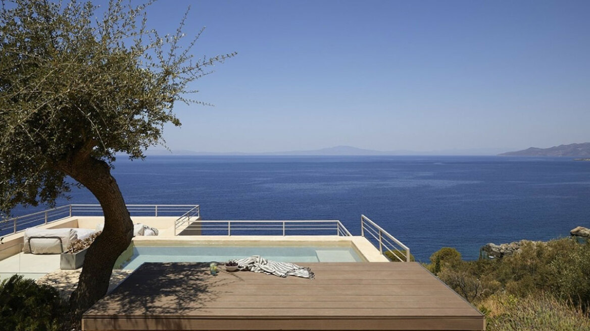 Μια κατοικία-καταφύγιο διακοπών σε ένα σκληρό ελληνικό τοπίο
