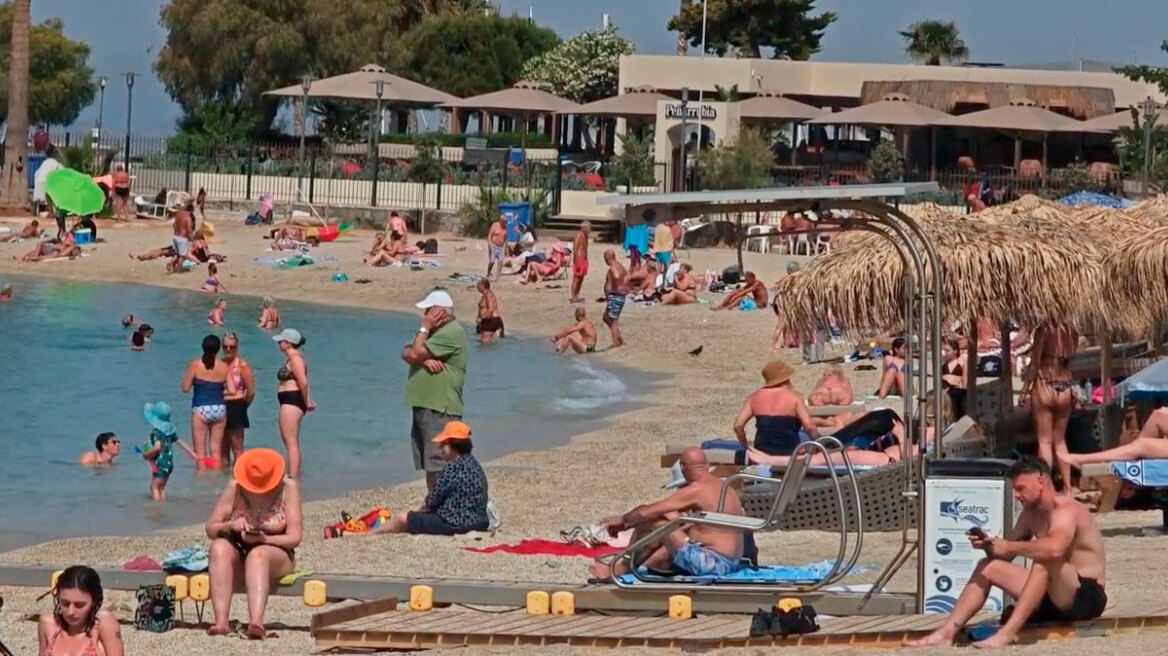Καιρός: Τα πρώτα… 30άρια οδήγησαν τον κόσμο στις παραλίες - Δείτε βίντεο

