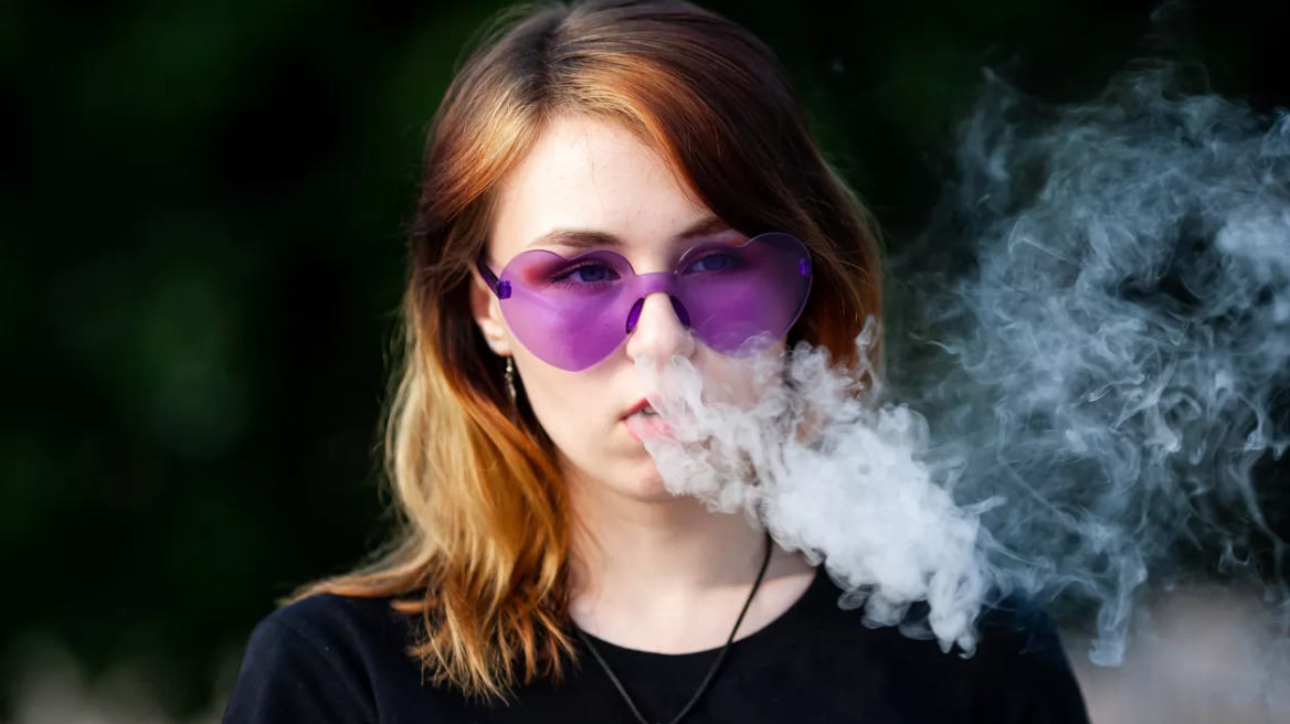 Ηνωμένο Βασίλειο: Γιατί η «βασίλισσα» των ηλεκτρονικών τσιγάρων καταργεί τα vapes μίας χρήσης