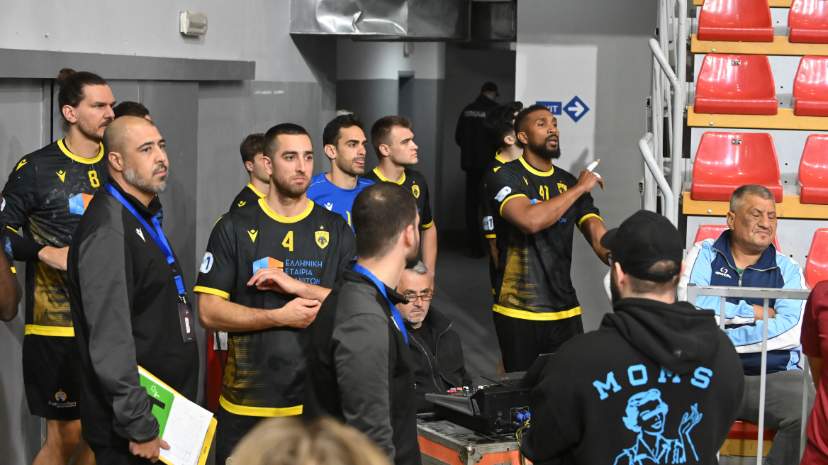 Δεν κατέβηκε να αγωνιστεί στον ευρωπαϊκό τελικό στο χάντμπολ η ΑΕΚ - Οι Σκοπιανοί σταμάτησαν τους οπαδούς της στα σύνορα  - Για αναβολή κάνει λόγο η ευρωπαϊκή ομοσπονδία 