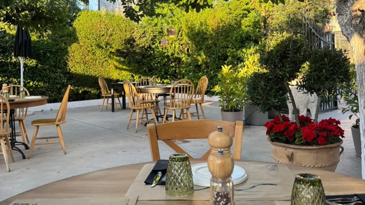 9 αυλές στην Αθήνα για καφέ, φαγητό και ποτό