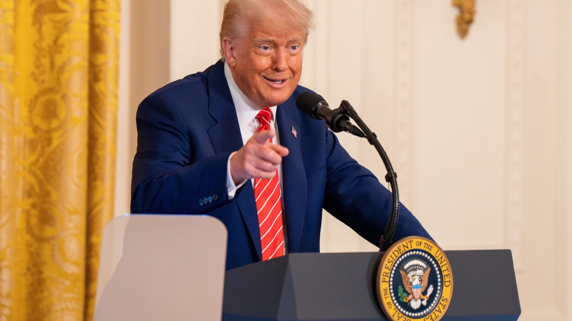 Τραμπ για τη δασμολογική πολιτική του: Οι ΗΠΑ θέλουν να φτιάχνουν άρματα μάχης, όχι μπλουζάκια
