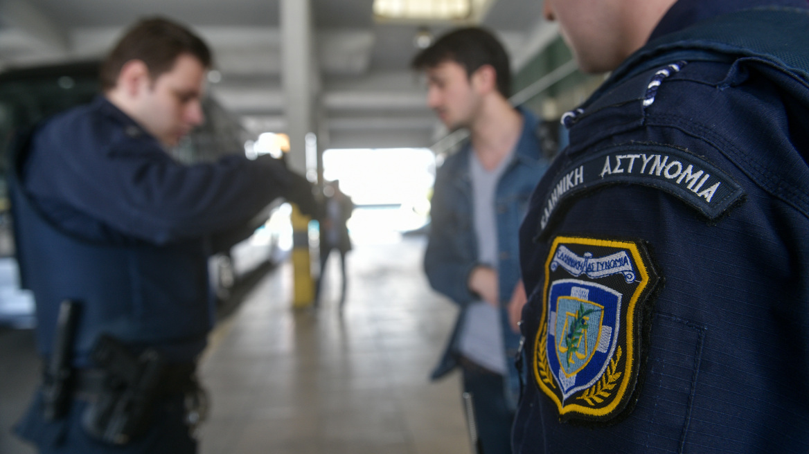 ΕΛΑΣ: Περισσότερες από 700 συλλήψεις σε 4 μήνες στα μέσα μαζικής μεταφοράς Τον απολογισμό του σχεδίου «Αριάδνη» για τα ΜΜΜ στην Αττική δημοσιοποίησε η Αστυνομία Την αποτίμηση του σχεδίου «ΑΡΙΑΔΝΗ» για την αστυνόμευση των Μέσων Μαζικής Μεταφοράς (Μετρό, ΗΣΑΠ, ΤΡΑΜ), στην Αττική δημοσιοποίησε η ΕΛΑΣ. Ειδικότερα, σύμφωνα με την ΕΛΑΣ, το τελευταίο τετράμηνο, που το σχέδιο επεκτάθηκε στον προαστιακό σιδηρόδρομο και τα αστικά λεωφορεία με έμφαση σε συγκεκριμένες περιοχές της Δυτικής Αττικής, έχουν καταγραφεί περισσότερες από 700 συλλήψεις ατόμων, εκ των οποίων οι 481 στις συγκεκριμένες περιοχές. Οι συλλήψεις αυτές αφορούν κυρίως άτομα που κατέχουν ναρκωτικές ουσίες και όπλα ευρισκόμενοι εντός των μέσων μεταφοράς, δράστες που προκαλούσαν φθορές στα λεωφορεία με ρίψεις αντικειμένων στις παραπάνω περιοχές και επιθέσεις σε οδηγούς. Παράλληλα, όπως έγινε γνωστό από την Αστυνομία, στο διάστημα που εφαρμόζεται το διευρυμένο σχέδιο σημειώθηκαν ενδεικτικά: • μείωση φθορών σε κάθε περίπτωση, καθώς και κατά τη μαζική κίνηση φιλάθλων σε αθλητικές εκδηλώσεις που είχαν καταγραφεί κατά το παρελθόν, • μείωση παρουσίας ατόμων που κάνουν χρήση ναρκωτικών ουσιών σε κομβικούς σταθμούς της Αττικής και • μείωση των κλοπών που τελούνται σε βάρος επιβατών. Επιπρόσθετα, στην ανακοίνωση της ΕΛΑΣ επισημαίνεται ότι «κρίσιμο παράγοντα για την καλή λειτουργία του σχεδίου "ΑΡΙΑΔΝΗ", αποτελεί η συνεργασία με τις εταιρίες συγκοινωνιών, με την παρουσία αστυνομικών στα κέντρα ελέγχων τους για την καλύτερη διαχείριση των πληροφοριών». «Η στοχευμένη παρουσία ενστόλων εντός των λεωφορείων και άλλων μέσων διευκολύνει την άμεση αλληλεπίδραση με τους επιβάτες και τη δημιουργία δικτύου πληροφοριών για την επίλυση άμεσων ζητημάτων ασφαλείας» καταλήγει η σχετική ανακοίνωση. ΕΛΑΣ: Περισσότερες από 700 συλλήψεις σε 4 μήνες στα μέσα μαζικής μεταφοράς Τον απολογισμό του σχεδίου «Αριάδνη» για τα ΜΜΜ στην Αττική δημοσιοποίησε η Αστυνομία Την αποτίμηση του σχεδίου «ΑΡΙΑΔΝΗ» για την αστυνόμευση των Μέσων Μαζικής Μεταφοράς (Μετρό, ΗΣΑΠ, ΤΡΑΜ), στην Αττική δημοσιοποίησε η ΕΛΑΣ. Ειδικότερα, σύμφωνα με την ΕΛΑΣ, το τελευταίο τετράμηνο, που το σχέδιο επεκτάθηκε στον προαστιακό σιδηρόδρομο και τα αστικά λεωφορεία με έμφαση σε συγκεκριμένες περιοχές της Δυτικής Αττικής, έχουν καταγραφεί περισσότερες από 700 συλλήψεις ατόμων, εκ των οποίων οι 481 στις συγκεκριμένες περιοχές. Οι συλλήψεις αυτές αφορούν κυρίως άτομα που κατέχουν ναρκωτικές ουσίες και όπλα ευρισκόμενοι εντός των μέσων μεταφοράς, δράστες που προκαλούσαν φθορές στα λεωφορεία με ρίψεις αντικειμένων στις παραπάνω περιοχές και επιθέσεις σε οδηγούς. Παράλληλα, όπως έγινε γνωστό από την Αστυνομία, στο διάστημα που εφαρμόζεται το διευρυμένο σχέδιο σημειώθηκαν ενδεικτικά: • μείωση φθορών σε κάθε περίπτωση, καθώς και κατά τη μαζική κίνηση φιλάθλων σε αθλητικές εκδηλώσεις που είχαν καταγραφεί κατά το παρελθόν, • μείωση παρουσίας ατόμων που κάνουν χρήση ναρκωτικών ουσιών σε κομβικούς σταθμούς της Αττικής και • μείωση των κλοπών που τελούνται σε βάρος επιβατών. Επιπρόσθετα, στην ανακοίνωση της ΕΛΑΣ επισημαίνεται ότι «κρίσιμο παράγοντα για την καλή λειτουργία του σχεδίου "ΑΡΙΑΔΝΗ", αποτελεί η συνεργασία με τις εταιρίες συγκοινωνιών, με την παρουσία αστυνομικών στα κέντρα ελέγχων τους για την καλύτερη διαχείριση των πληροφοριών». «Η στοχευμένη παρουσία ενστόλων εντός των λεωφορείων και άλλων μέσων διευκολύνει την άμεση αλληλεπίδραση με τους επιβάτες και τη δημιουργία δικτύου πληροφοριών για την επίλυση άμεσων ζητημάτων ασφαλείας» καταλήγει η σχετική ανακοίνωση.