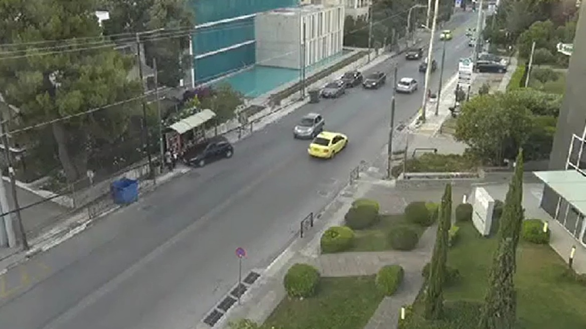 Βίντεο ντοκουμέντο από τη στιγμή που το ΙΧ πέφτει πάνω στη στάση λεωφορείου στο Χαλάνδρι