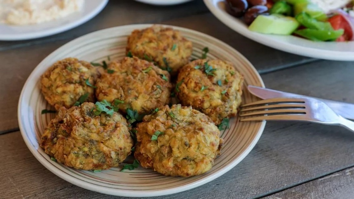 Φτιάχνουμε μυρωδάτους κολοκυθοκεφτέδες στο air fryer