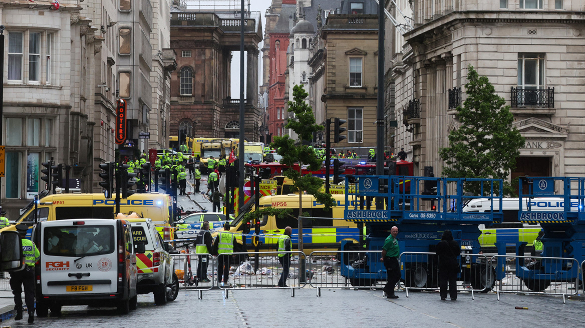 Ένας 53χρονος Βρετανός συνελήφθη μετά την παράσυρση οπαδών της Λίβερπουλ με αυτοκίνητο – Δείτε συγκλονιστικά βίντεο
