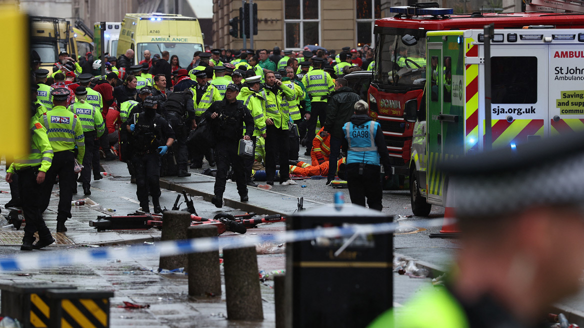 Λίβερπουλ: Ο 53χρονος ακολούθησε ασθενοφόρο για να σπάσει το μπλόκο και να πέσει πάνω στον κόσμο
