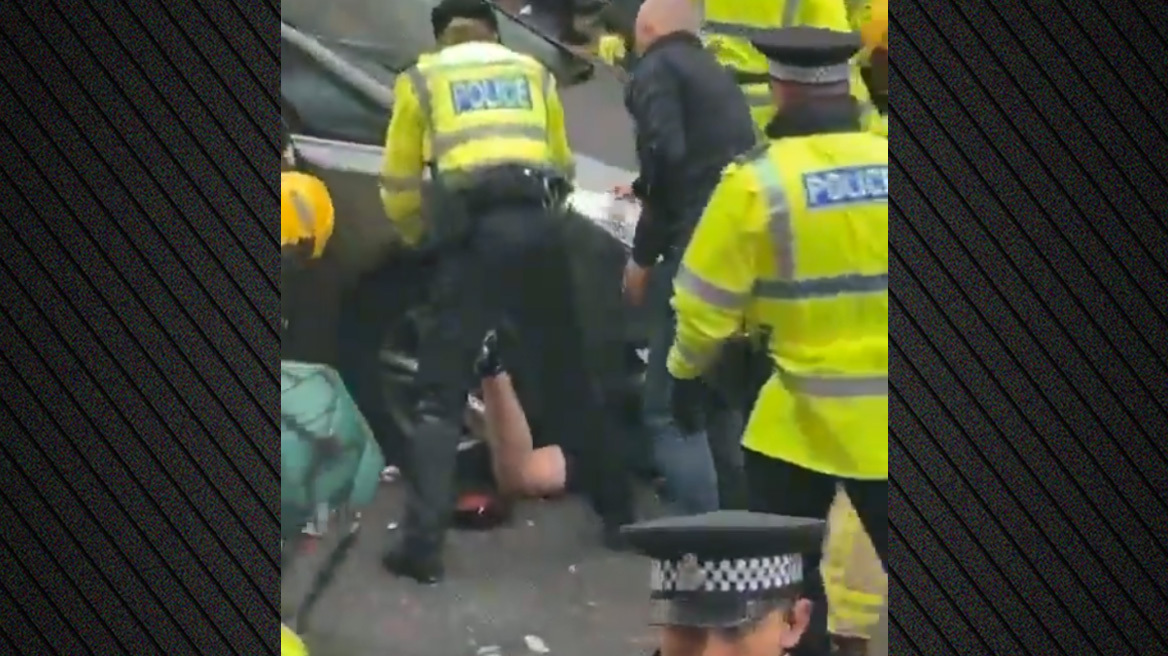 Δείτε βίντεο: Η στιγμή που η αστυνομία απεγκλωβίζει οπαδό της Λίβερπουλ, που βρέθηκε κάτω από τις ρόδες του μαύρου ΙΧ