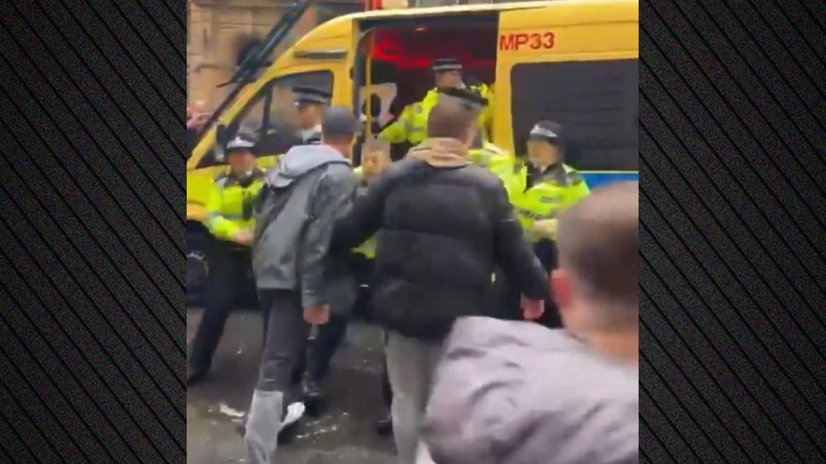 Λίβερπουλ: Πήγαν να λιντσάρουν τον οδηγό που έπεσε πάνω σε οπαδούς, τον φυγάδευσε η αστυνομία - Δείτε βίντεο