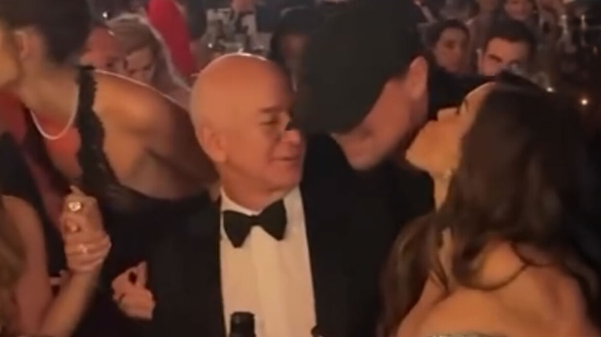 Αμηχανία με το φιλί της Λόρεν Σάντσεζ στον Λεονάρντο Ντι Κάπριο μπροστά στον Τζεφ Μπέζος μετά το viral φλερτ της το 2021 - Δείτε βίντεο
