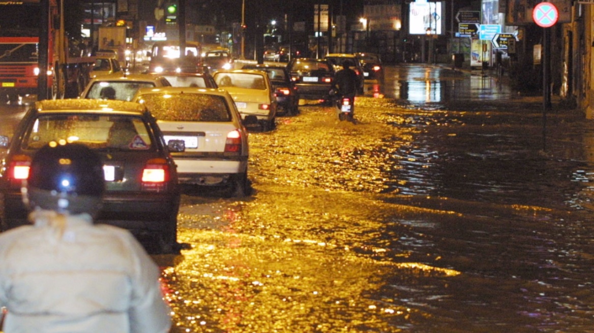 Πλημμύρες και προβλήματα αφήνει πίσω η καταιγίδα που πέρασε από την Αττική - Πού θα κινηθεί τις επόμενες ώρες