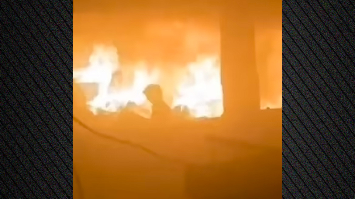 Συγκλονιστικά πλάνα δείχνουν ένα μικρό κορίτσι να τρέχει μέσα σε φλεγόμενο σχολείο στη Γάζα, για να σωθεί
