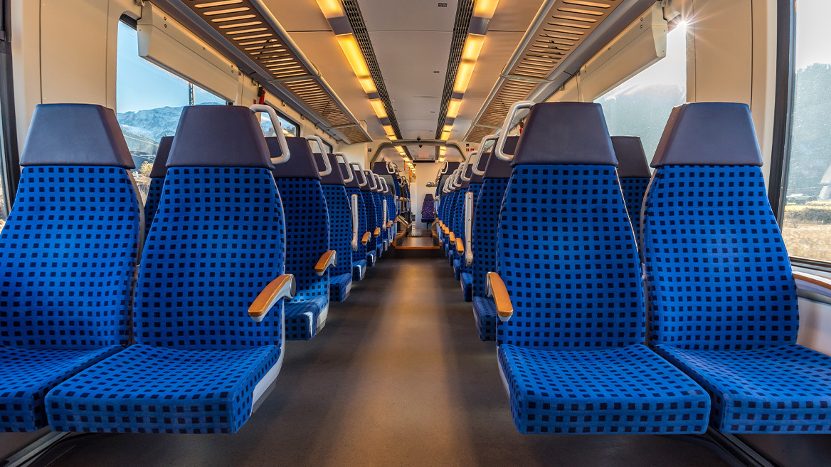 Επιβάτης τρένου στη Γερμανία σφήνωσε στο κενό ανάμεσα στα καθίσματα, επειδή έψαχνε τα AirPods του 
