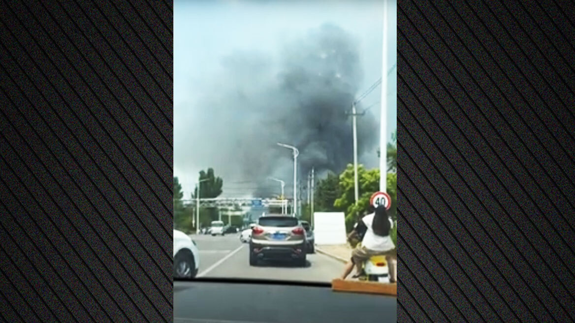 Ισχυρή έκρηξη σε χημικό εργοστάσιο στην Κίνα - Μαύροι καπνοί σκέπασαν την πόλη Γκαομί, δείτε βίντεο