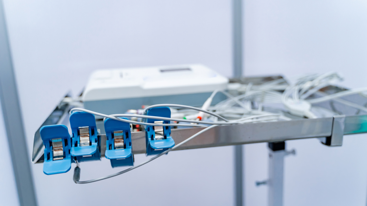 Θεσσαλονίκη: Πλήρωμα ιδιωτικού ασθενοφόρου έκλεψε καρδιογράφο από νοσοκομείο