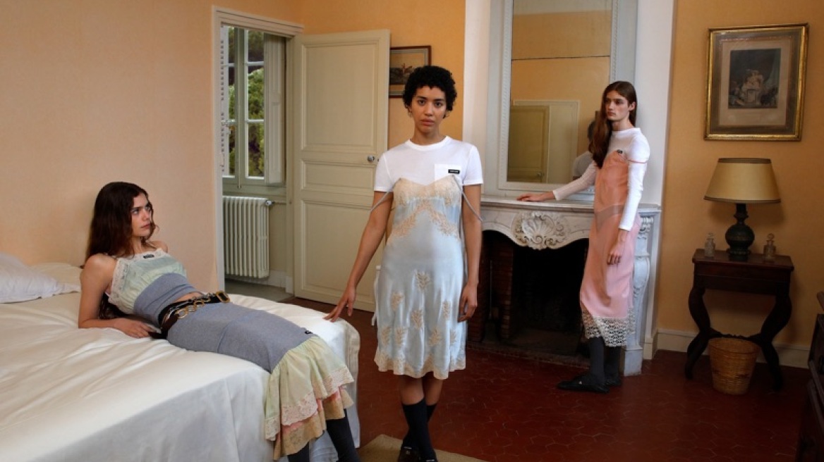 Η νέα upcycled συλλογή της Miu Miu επαναπροσδιορίζει το ρετρό στυλ
