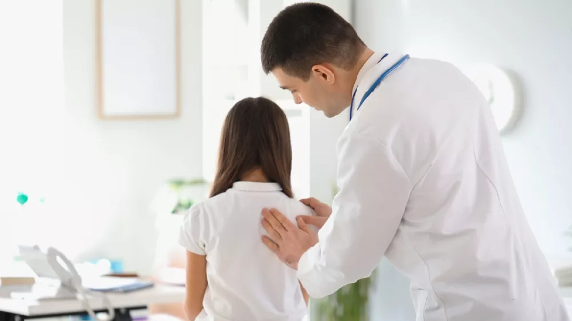 Εφηβική σκολίωση: Η περιπέτεια της Μαρίας ξεκίνησε στα 11 – Η επέμβαση που την απελευθέρωσε από τον κηδεμόνα
