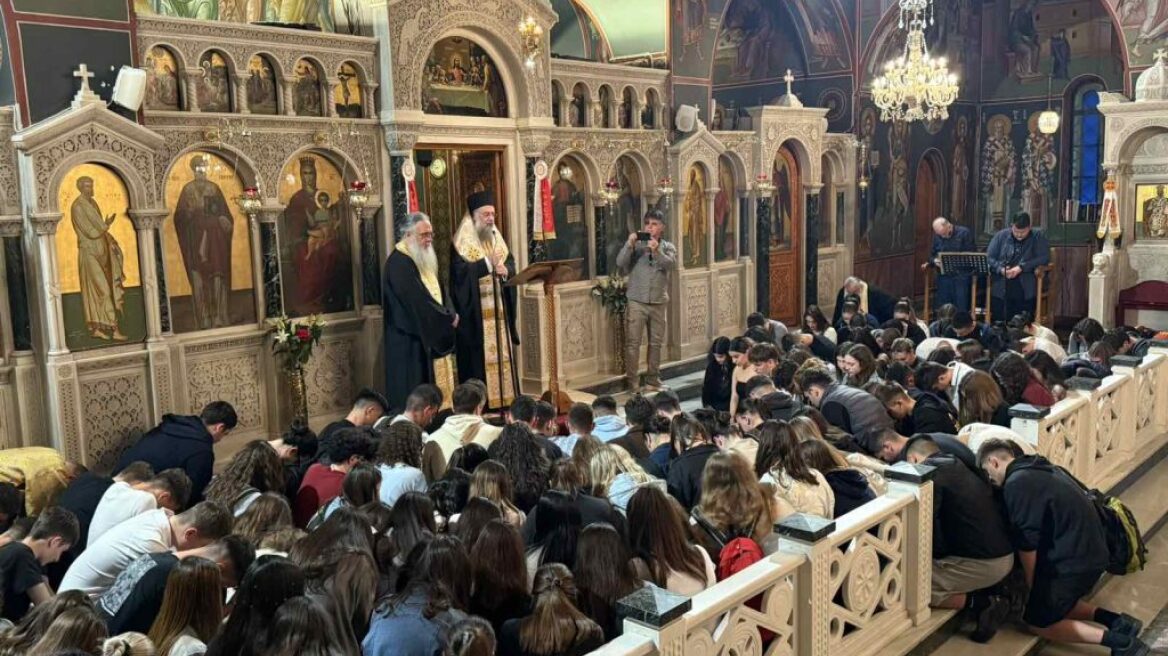 Δεκάδες μαθητές πήραν ευλογημένα στιλό στα Τρίκαλα, συμμετείχαν σε εκκλησιαστική παράκληση - Δείτε φωτογραφίες