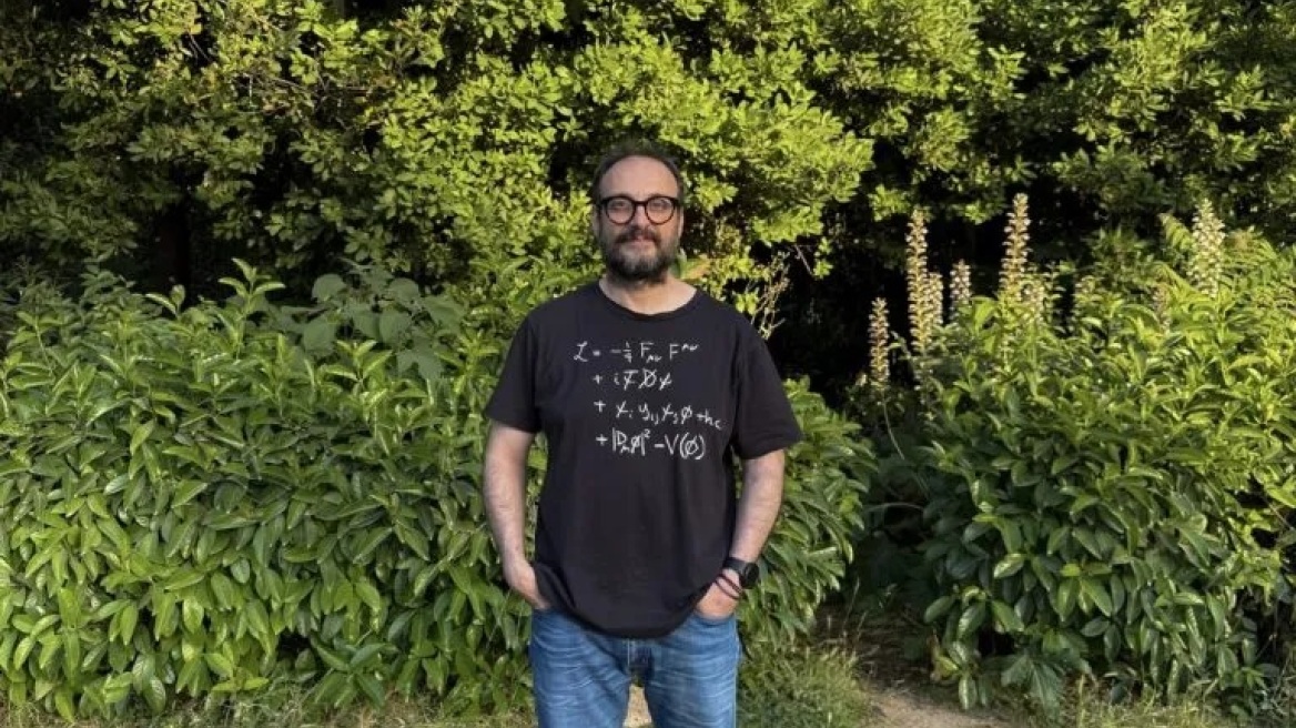 Πρόδρομος Τσαβός: «Προσπαθούμε να γκρεμίσουμε τα τείχη που υπάρχουν ανάμεσα στον θεατή και την τέχνη»
