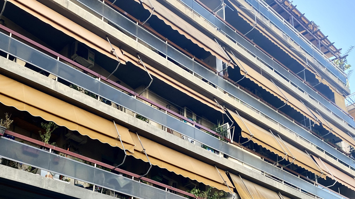 Πέθανε το 7χρονο κοριτσάκι που πέρασε μέσα από τζαμαρία σε σπίτι στην Καλλιθέα