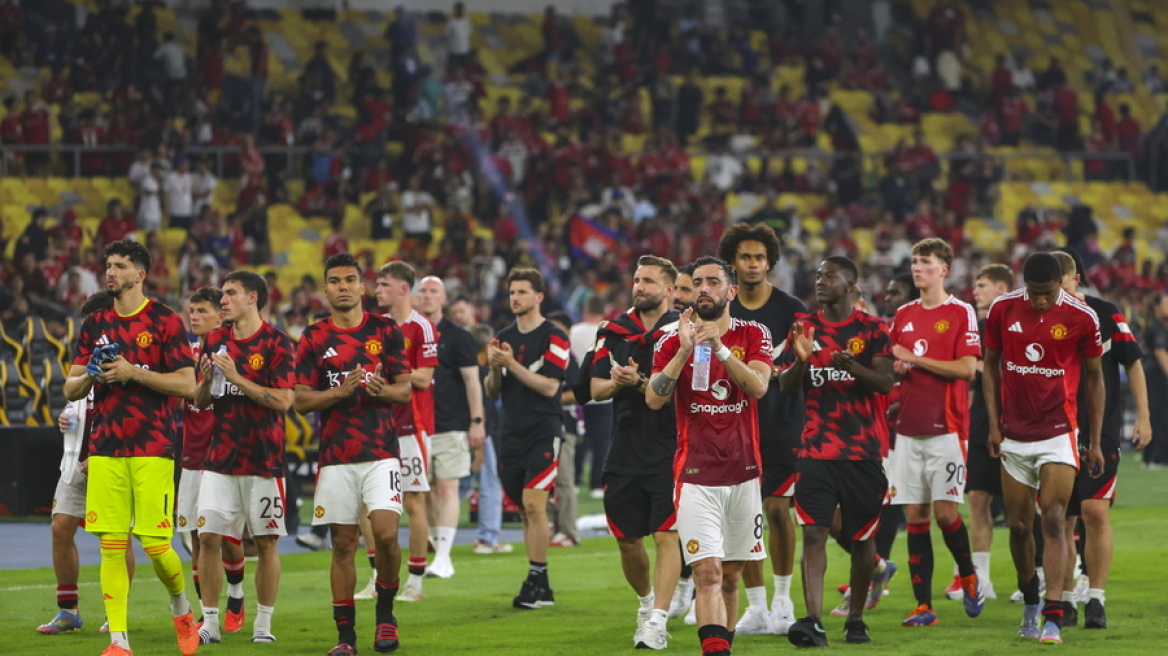 Για γέλια και για κλάματα: Η 15η στην Premier League Μάντσεστερ Γιουνάιτεντ έκανε... παρέλαση με ανοικτό λεωφορείο στη Μαλαισία - Βίντεο

