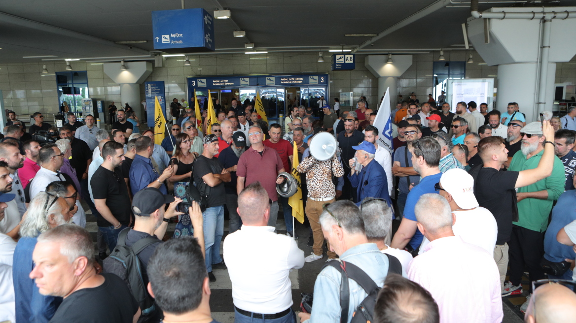 Απεργία και κινητοποιήσεις οδηγών ταξί στην Αττική - Διαμαρτυρήθηκαν στο «Ελευθέριος Βενιζέλος», δείτε βίντεο και φωτογραφίες