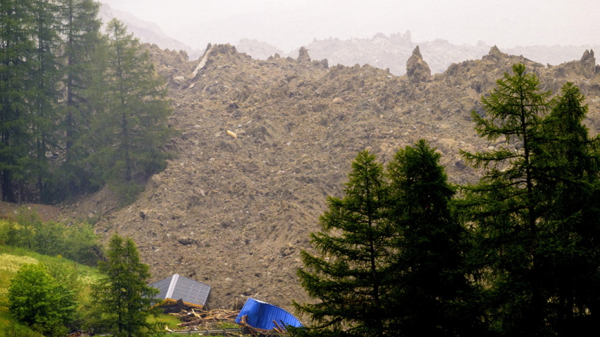 Ένας αγνοούμενος μετά την αποκόλληση παγετώνα στις Άλπεις - Χωριό θάφτηκε κάτω από λάσπη και βράχους
